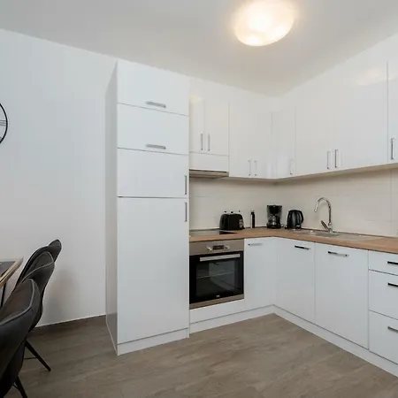 Anja 1st Floor Apartamento Peroj