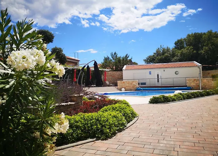 아파트 Anja 1st Floor 페로이