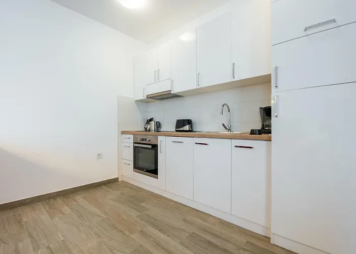 아파트 Anja 1st Floor 페로이