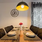Anja 1st Floor 아파트 페로이